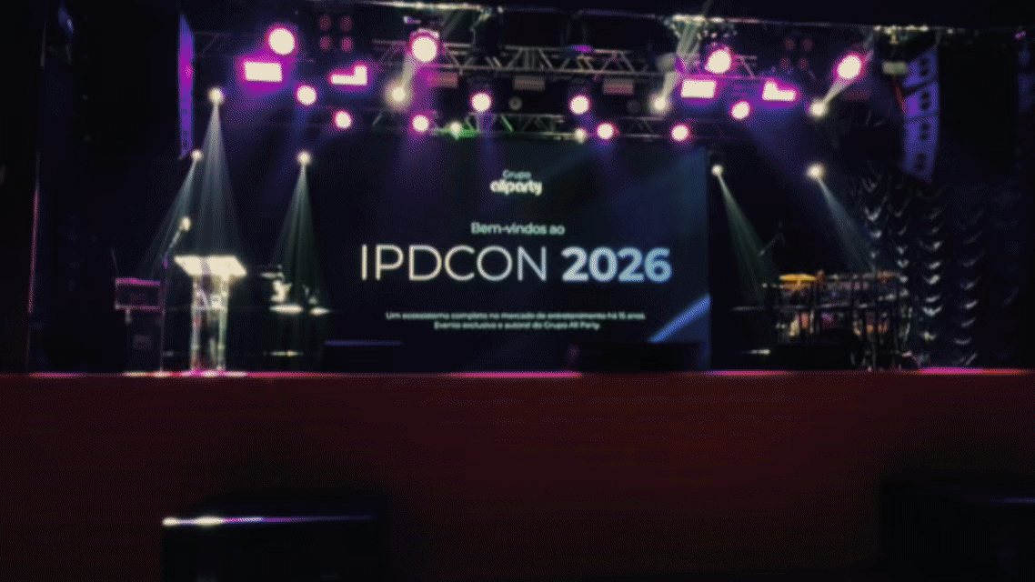 Palco montado pela Treme Terra para o IPDCON 2026, com iluminação e painel de LED