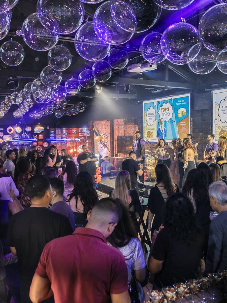 Confraternização corporativa com show ao vivo, decoração temática e telão de resultados