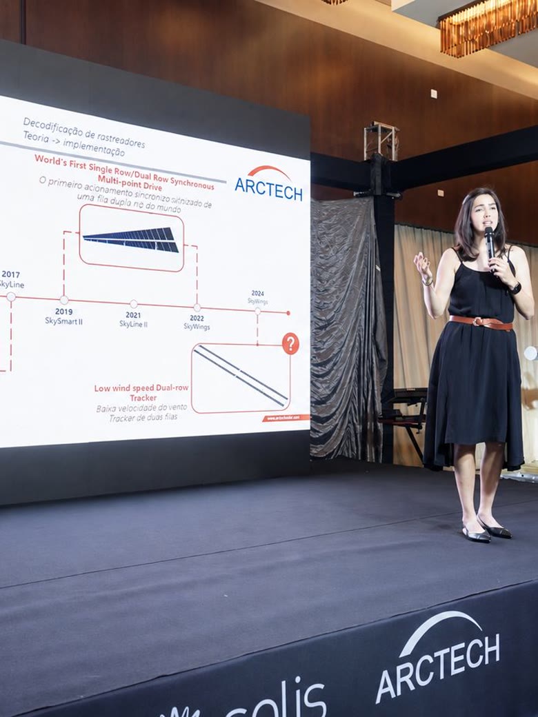Palestrante em congresso técnico com telão de LED e estandes de patrocinadores