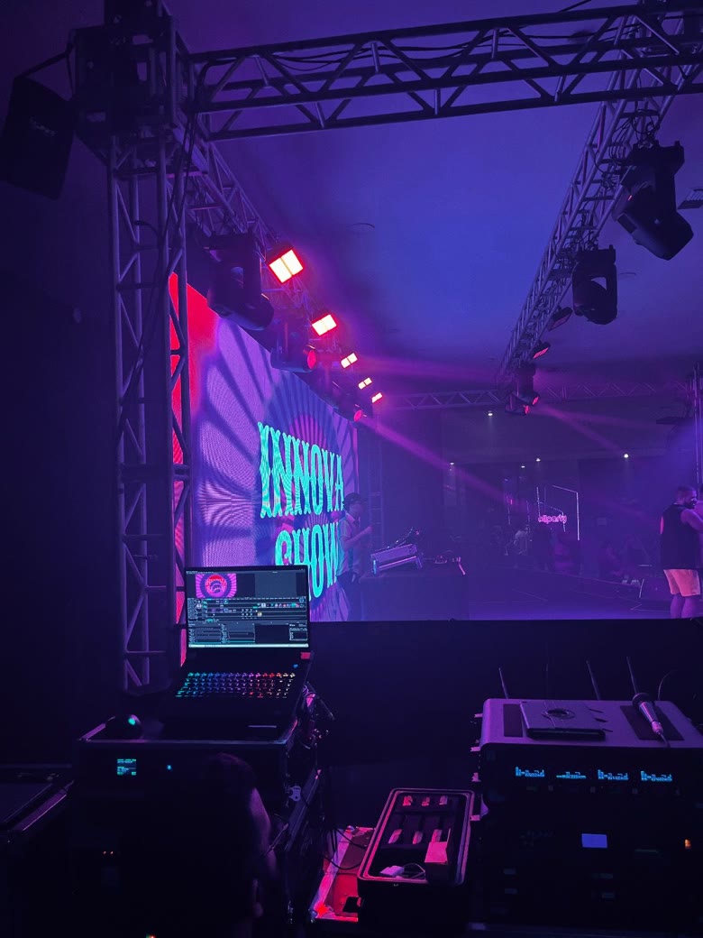 Telão de LED com identidade Innova Show à noite, operado a partir do rack de produção