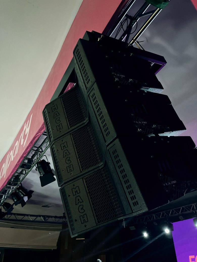 Sistema de line array suspenso na treliça, sonorização profissional para grandes eventos