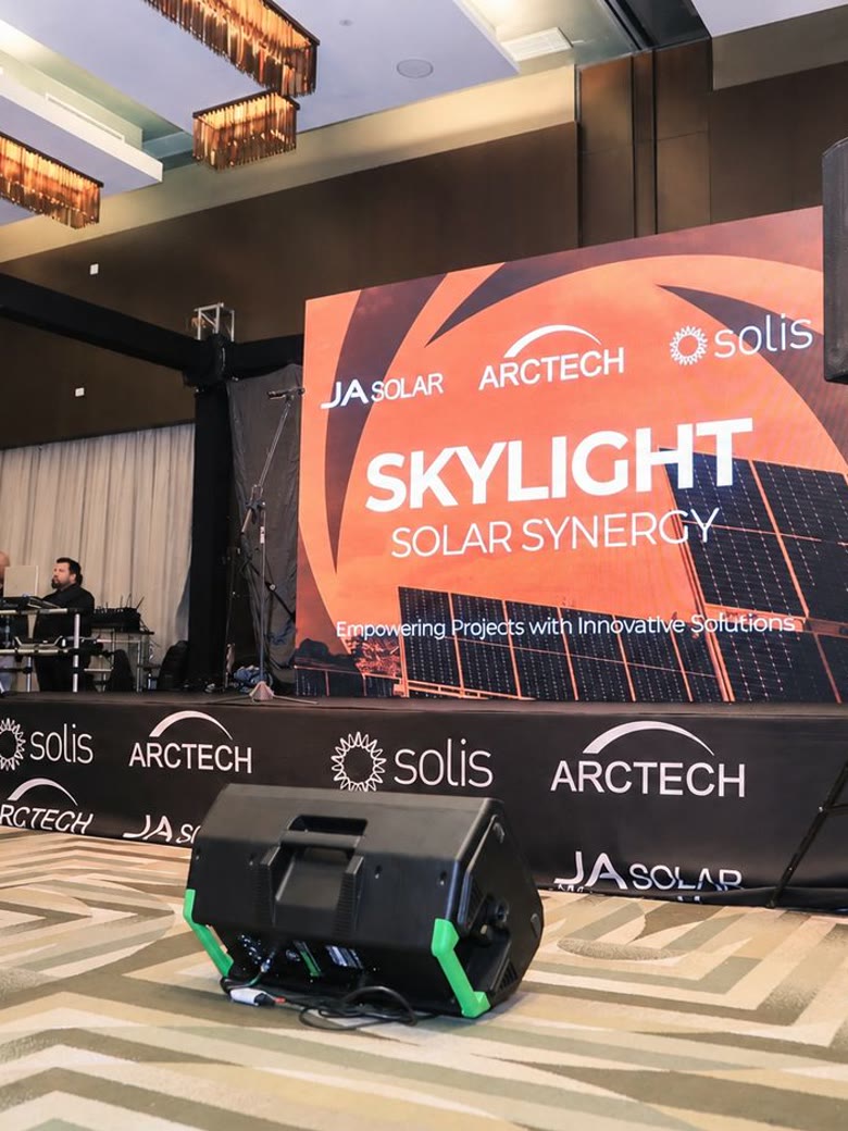 Palco com sonorização e telão de LED montados para lançamento de produto com patrocinadores
