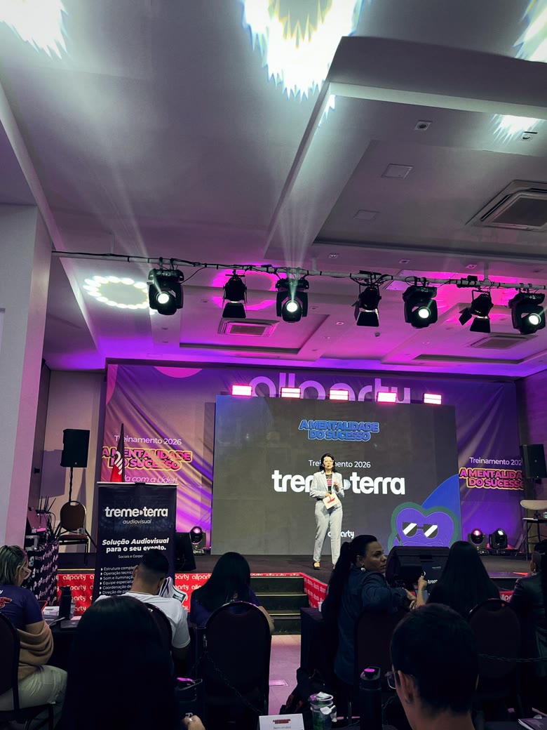Palestra corporativa com identidade visual Treme Terra no telão e estande de recepção