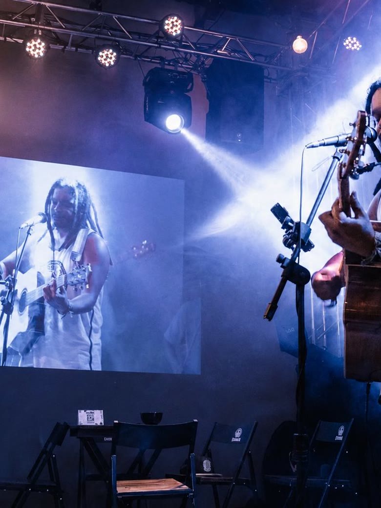 Show acústico ao vivo com projeção do artista no telão